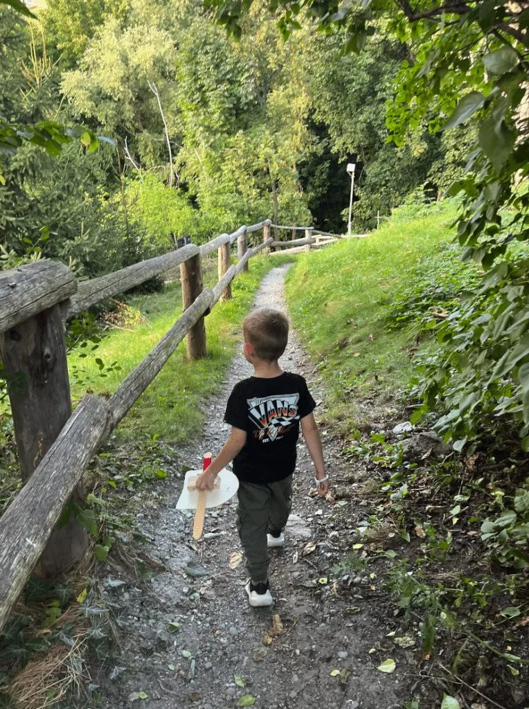 Kind auf dem Weg zur Burgschänke
