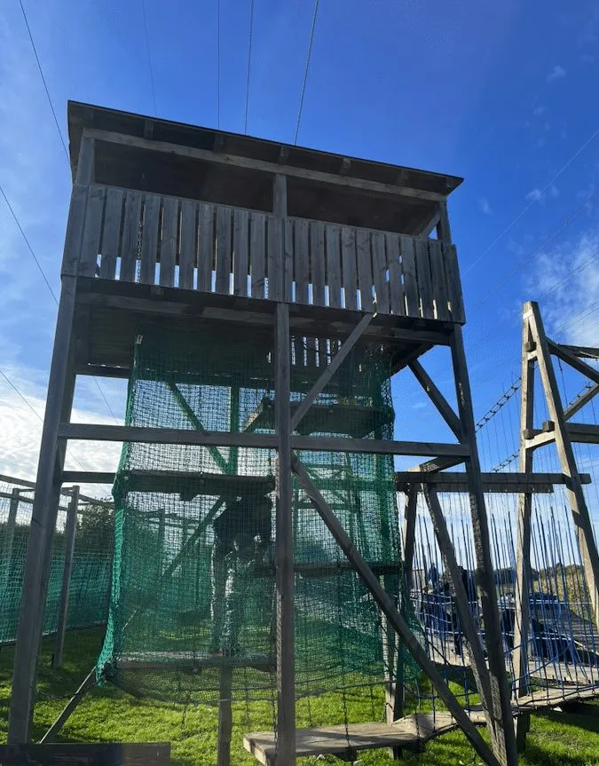 Hoher Kletterturm mit Netzen