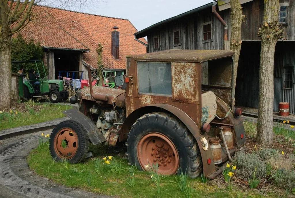 Alter Traktor auf dem Hofgelände