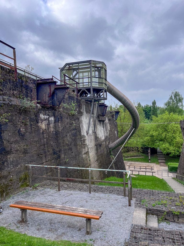 Kind rutscht durch die Röhrenrutsche im alten Möllerbunker des Landschaftsparks Duisburg-Nord