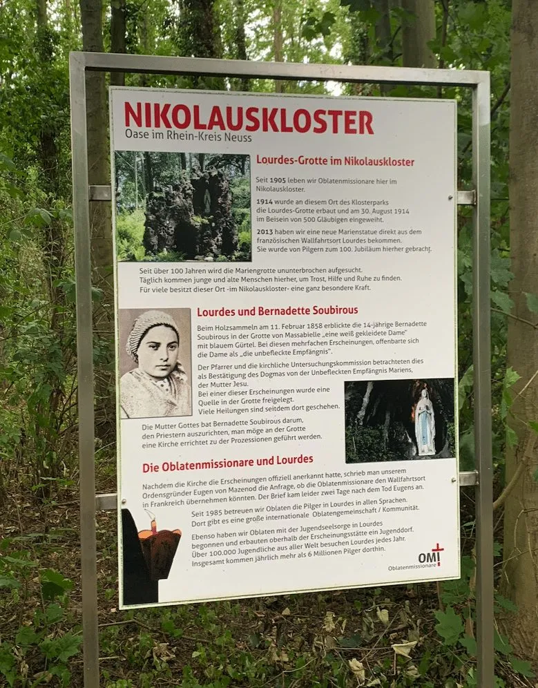 Infotafel zur Lourdesgrotte am Nikolauskloster