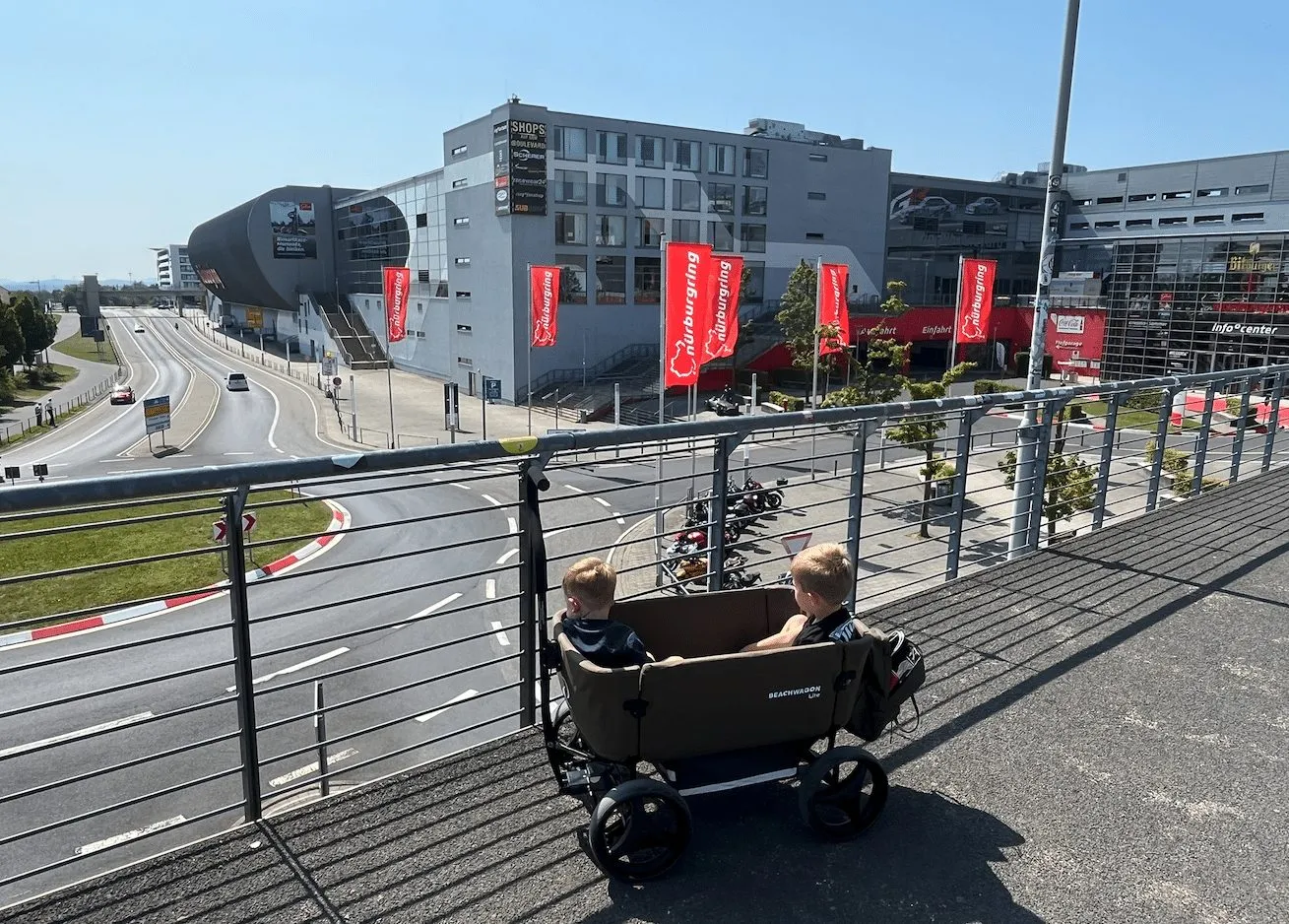 Die Jungs im Bollerwagen auf der Brücke über der Zufahrt zum Nürburgring