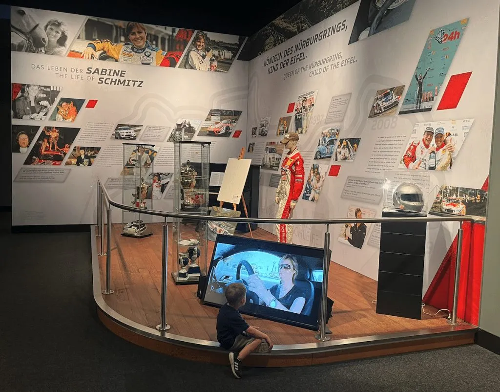 Ausstellung über Sabine Schmitz im ring°werk