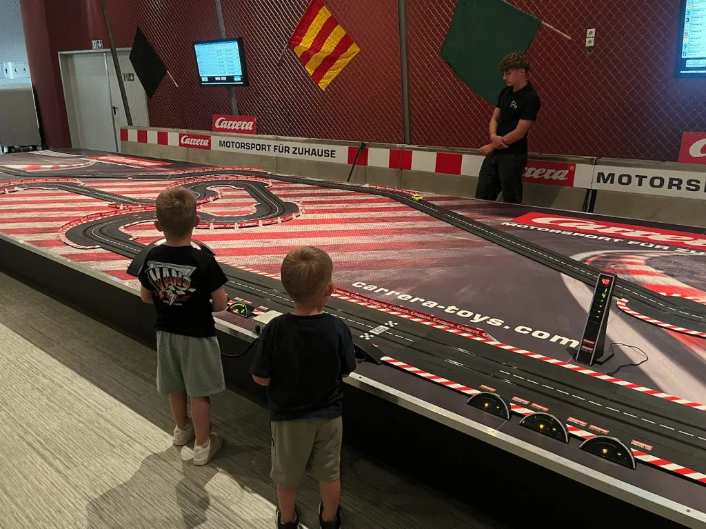 Zwei Kinder vor der großen Carrera-Bahn