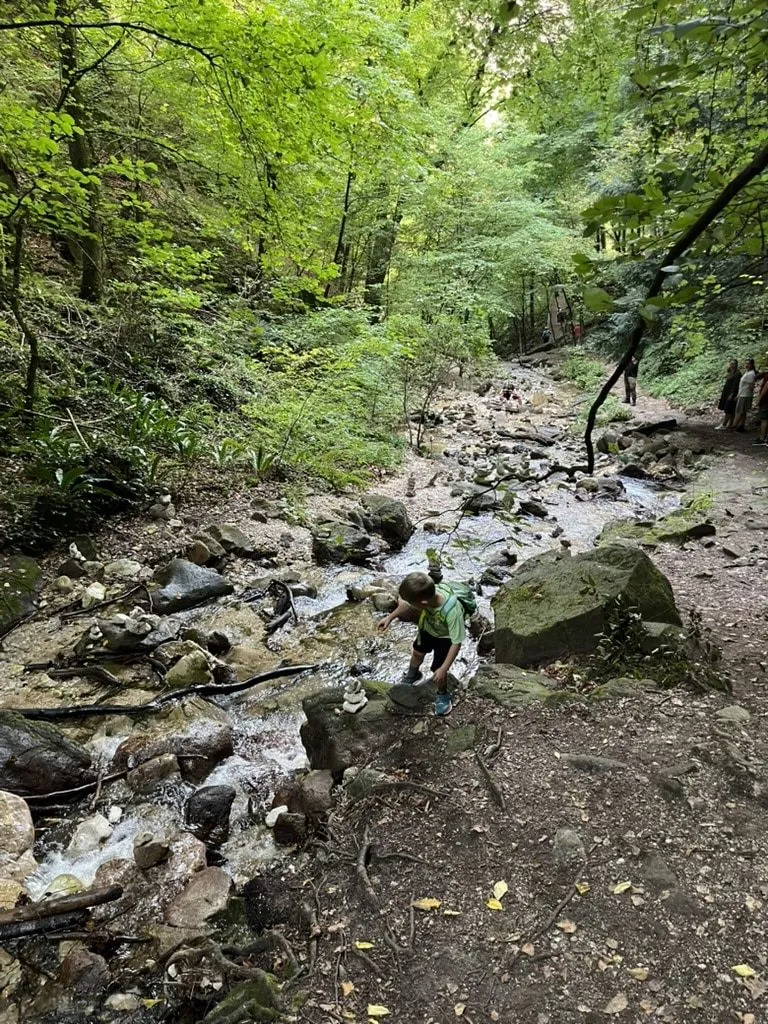 Kind am Bach in der Rastenbachklamm