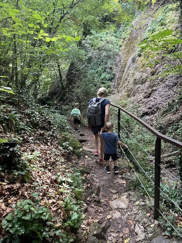 Familie auf dem gesicherten Weg entlang der Felswand
