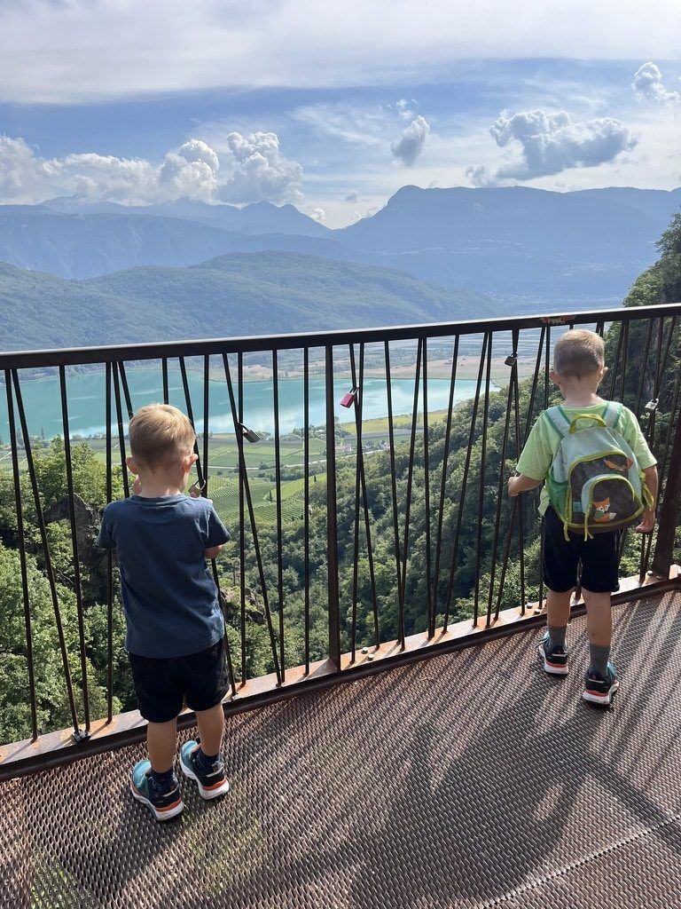 Zwei Kinder auf einer Aussichtsplattform über dem Kalterer See