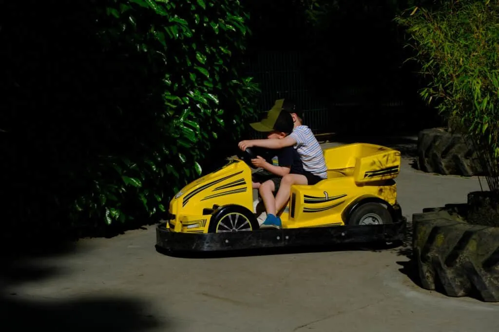 Kind fährt ein gelbes Elektroauto